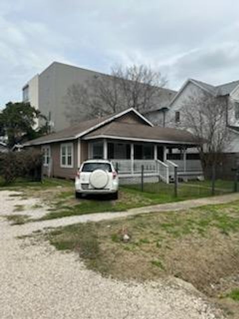 Single Family Residence in Houston TX 723 10th 1/2 Street.jpg
