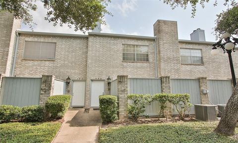 Condominium in Houston TX 450 Wilcrest Drive.jpg