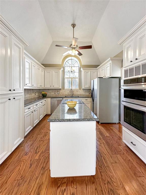 6415 Willow Pine Drive, Spring, Texas image 13