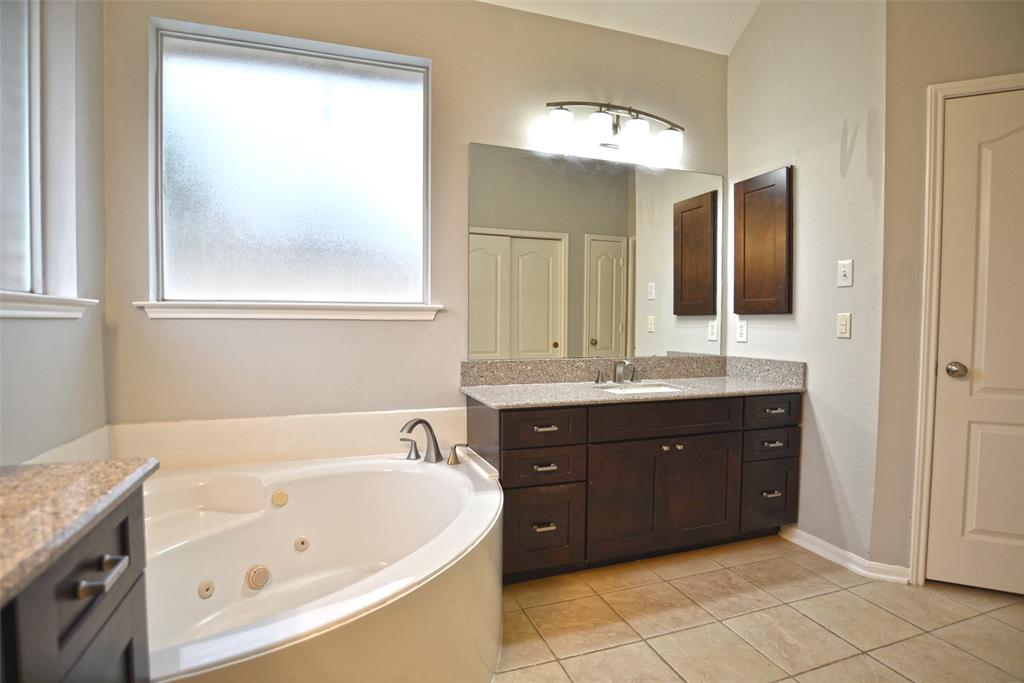 8405 Rayleine Drive, Pearland, Texas image 17