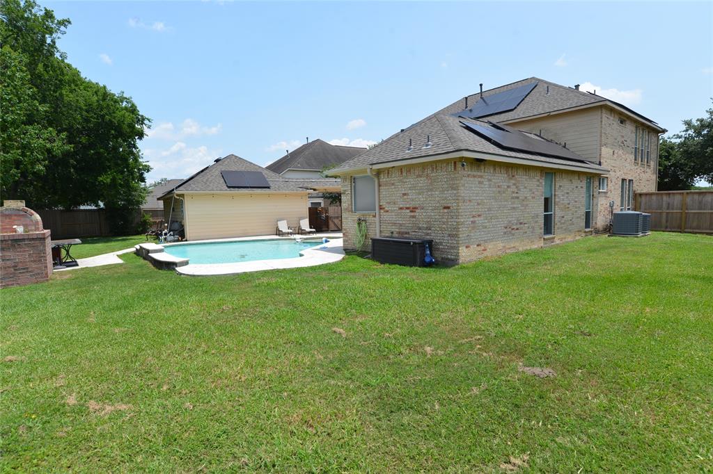 8405 Rayleine Drive, Pearland, Texas image 32