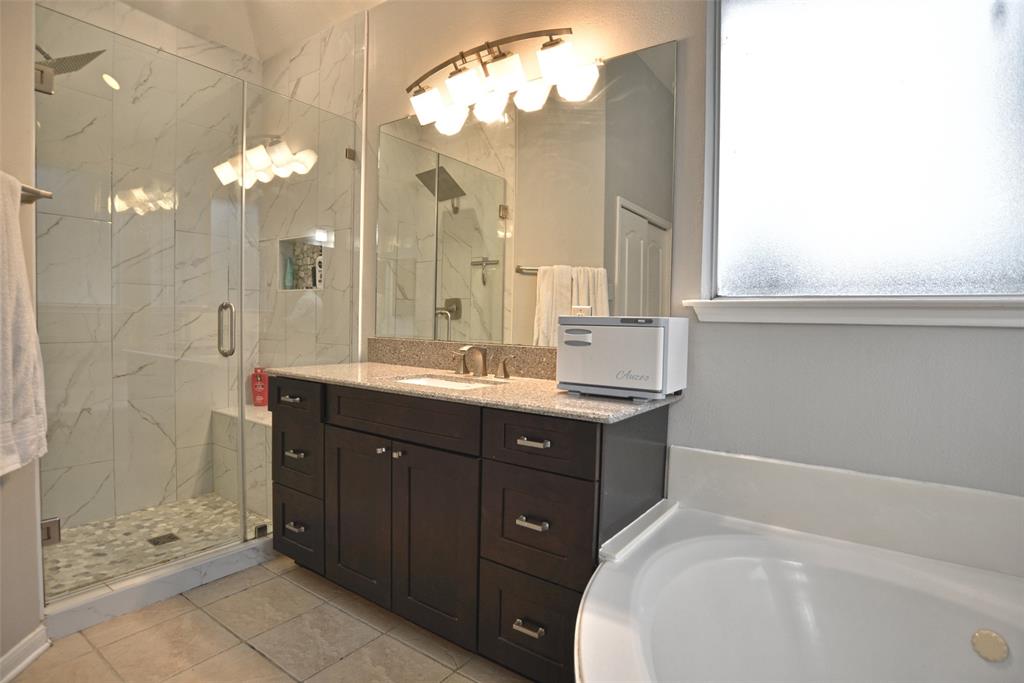 8405 Rayleine Drive, Pearland, Texas image 16