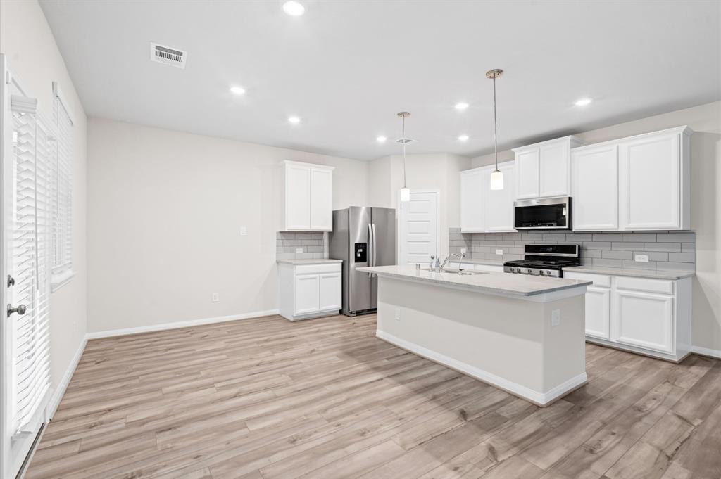 7051 Silverleaf Oak Street, Conroe, Texas image 9