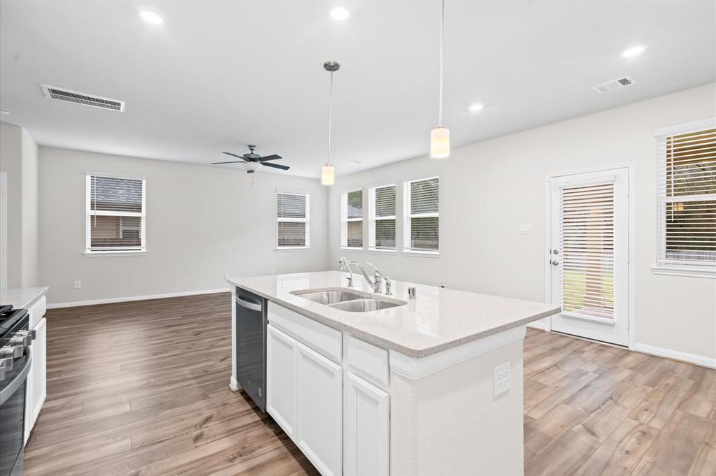 7051 Silverleaf Oak Street, Conroe, Texas image 13