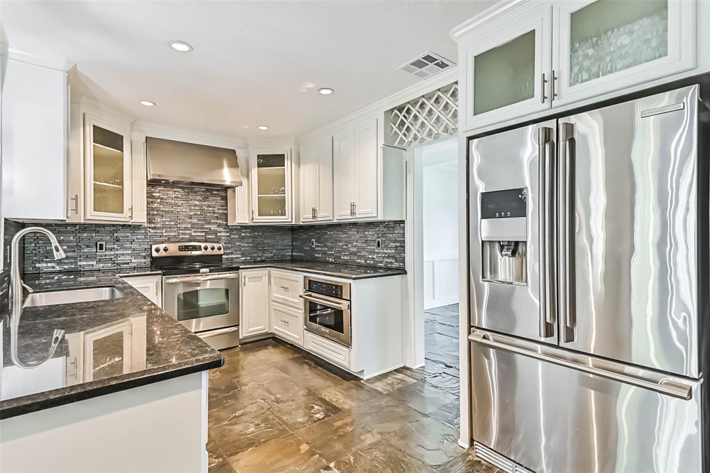 406 Westwood Drive, Friendswood, Texas image 18