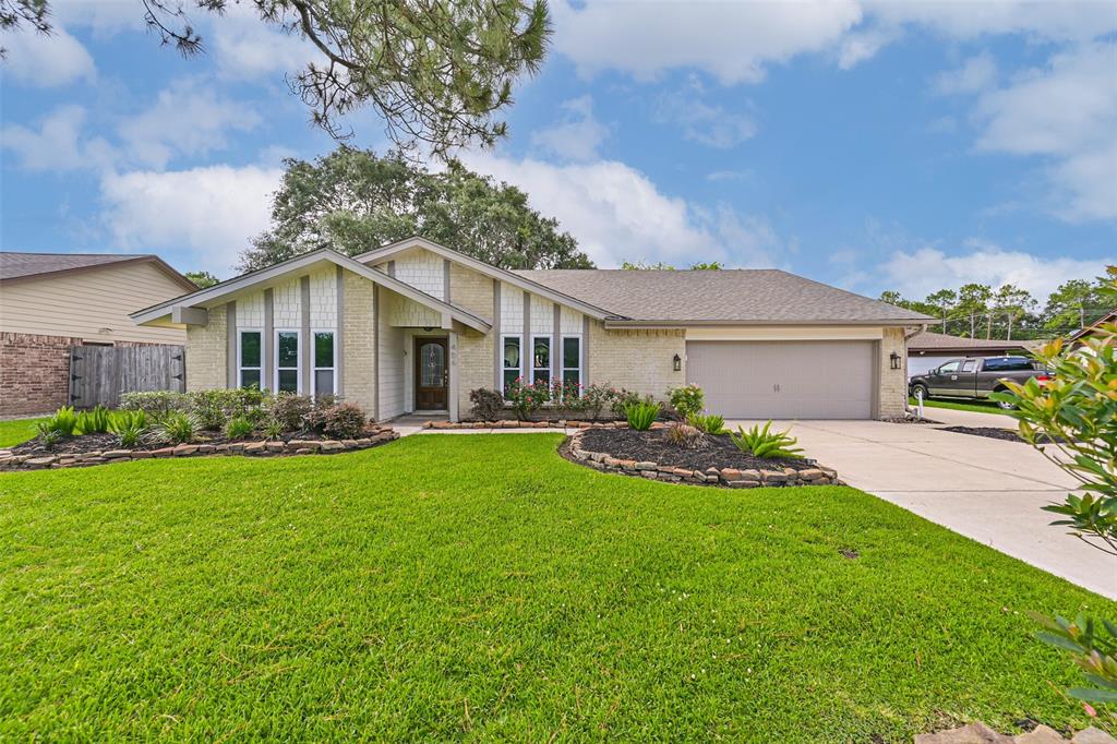 406 Westwood Drive, Friendswood, Texas image 1