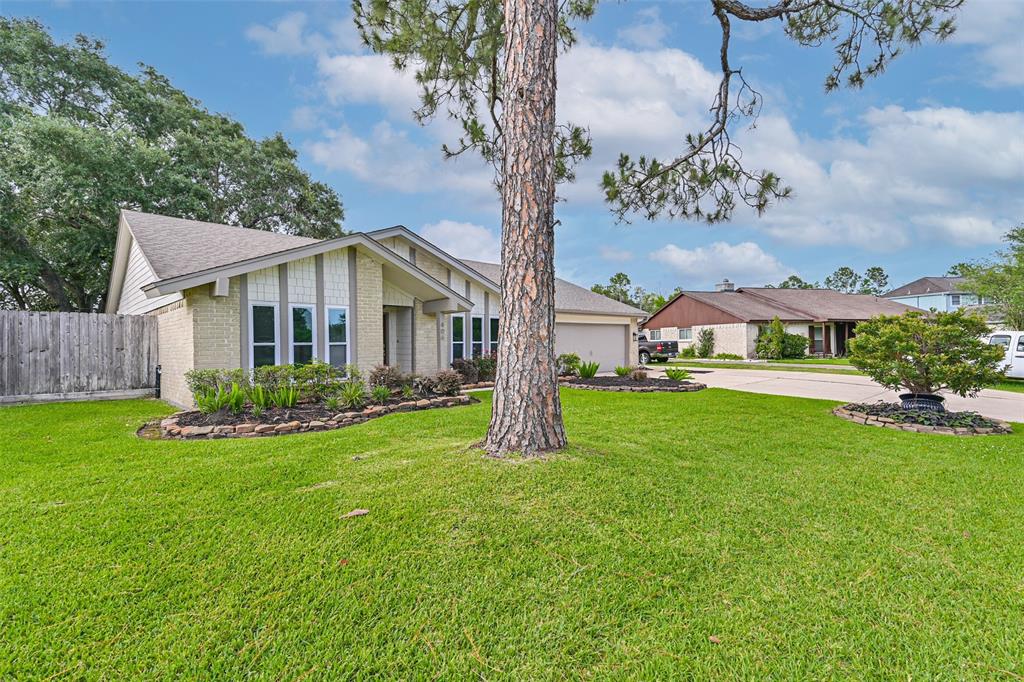 406 Westwood Drive, Friendswood, Texas image 3