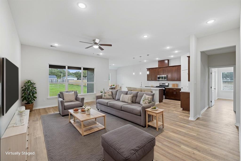 125 Oak Cluster Drive, Columbus, Texas image 1