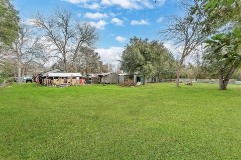 Single Family Residence in Hitchcock TX 6537 Highway 6 4.jpg