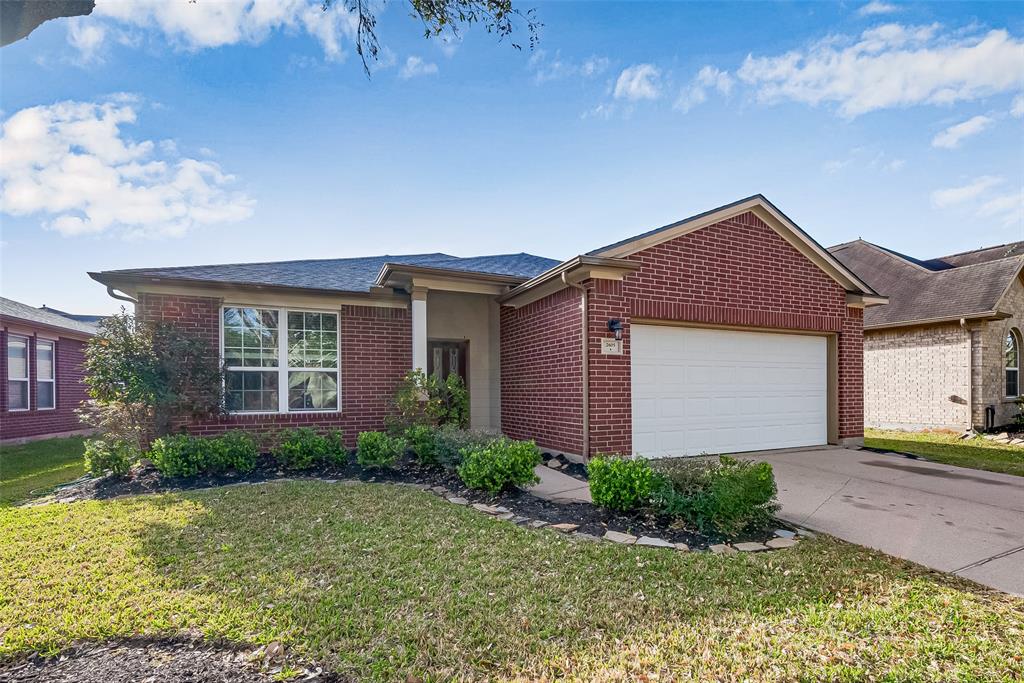 2605 Golden Creek Lane, Pearland, Texas image 2