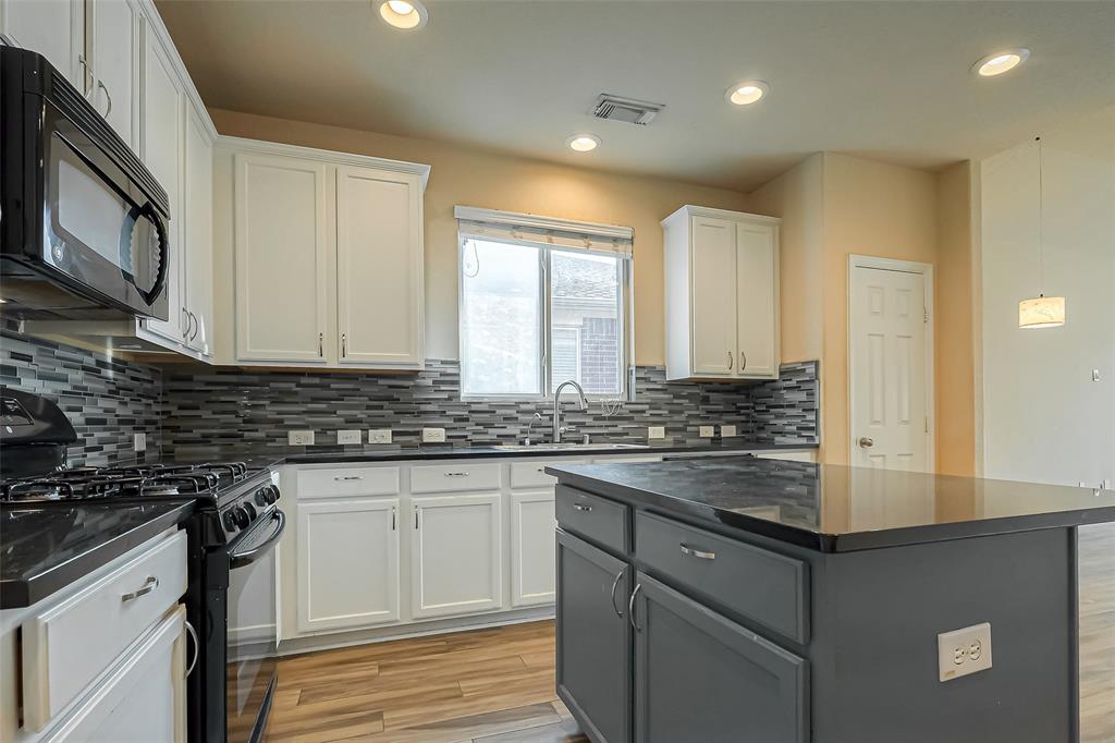 2605 Golden Creek Lane, Pearland, Texas image 9