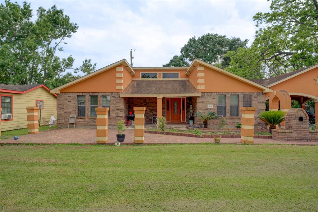 316 Hickman Lane, Angleton, Texas image 1