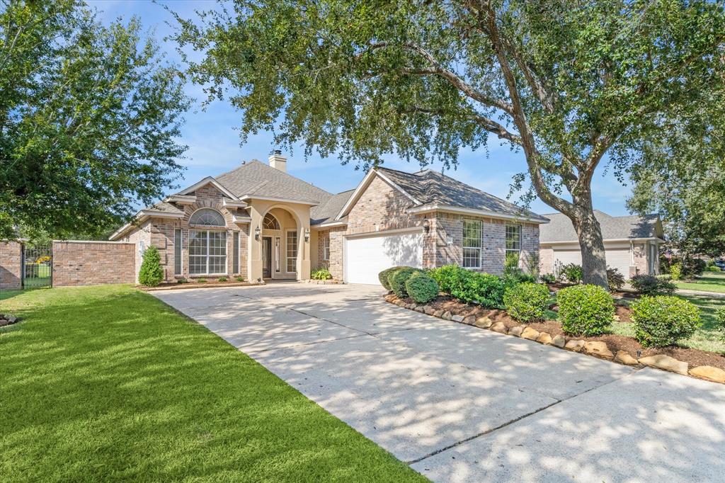 2334 Fairway Pointe Drive, League City, Texas image 2