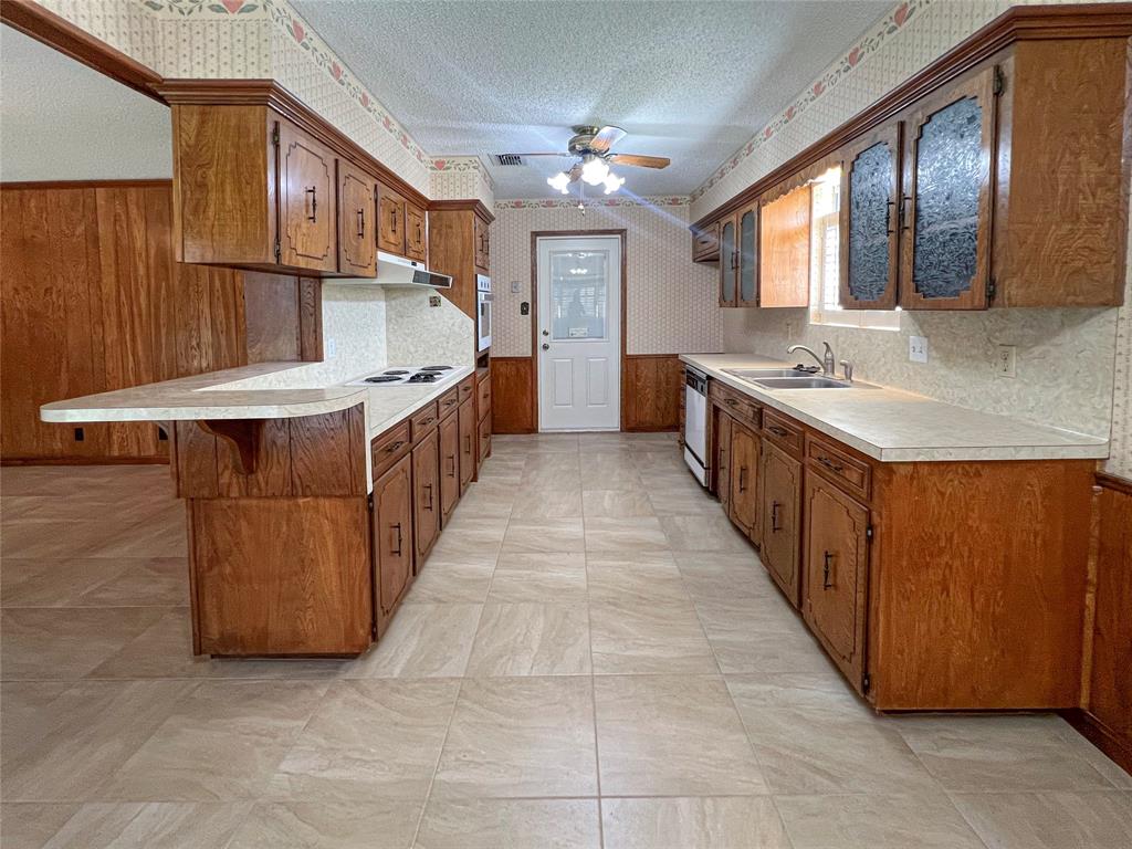 303 Petunia Street, Lake Jackson, Texas image 3