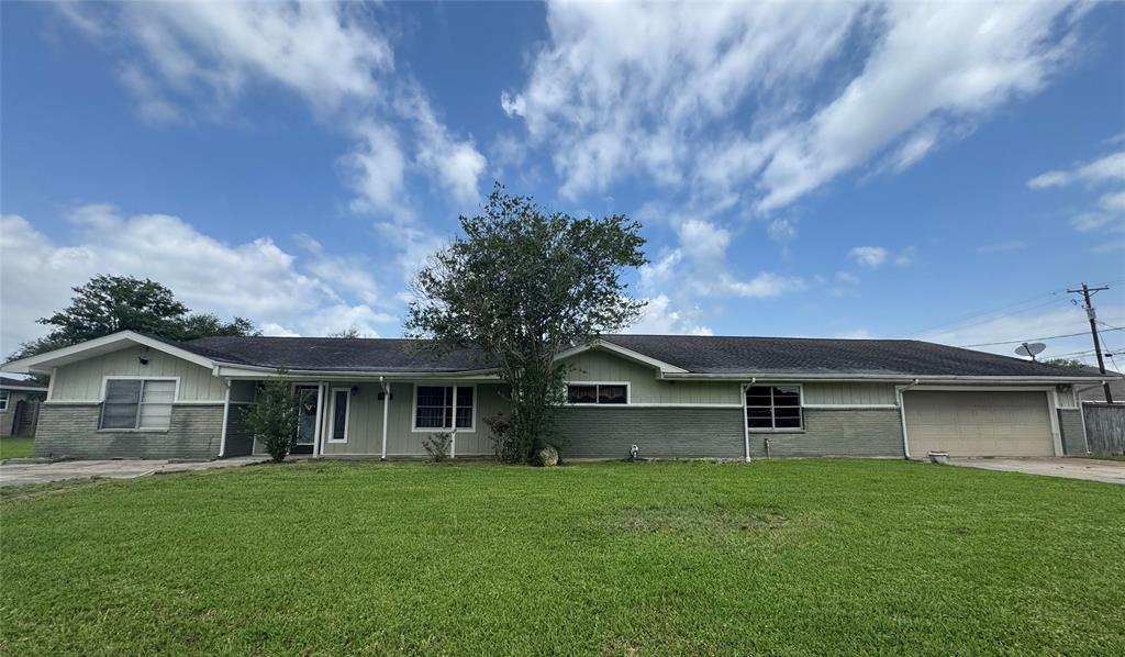 805 Dugas Street, Bridge City, Texas image 2