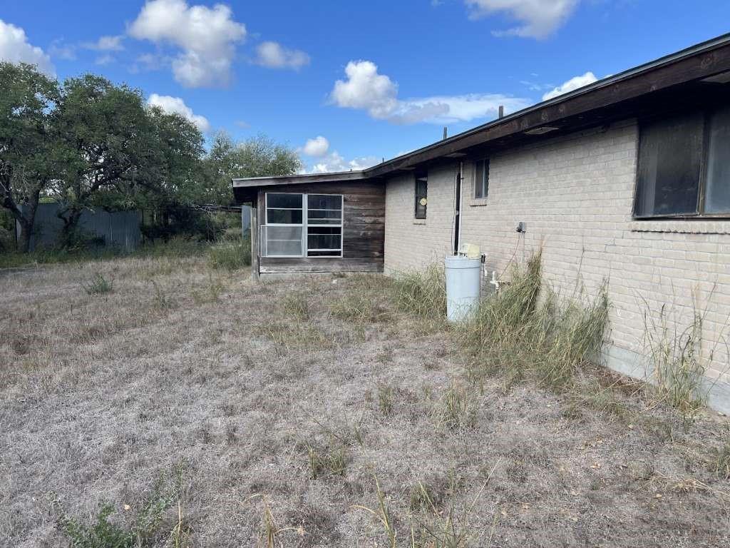 5996 Yucca Trail, Beeville, Texas image 4