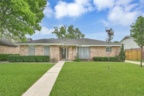 Single Family Residence in Houston TX 10430 Huntington Wood Drive.jpg