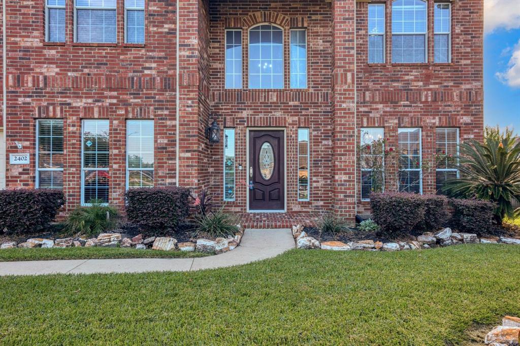 2402 Leslie Lane