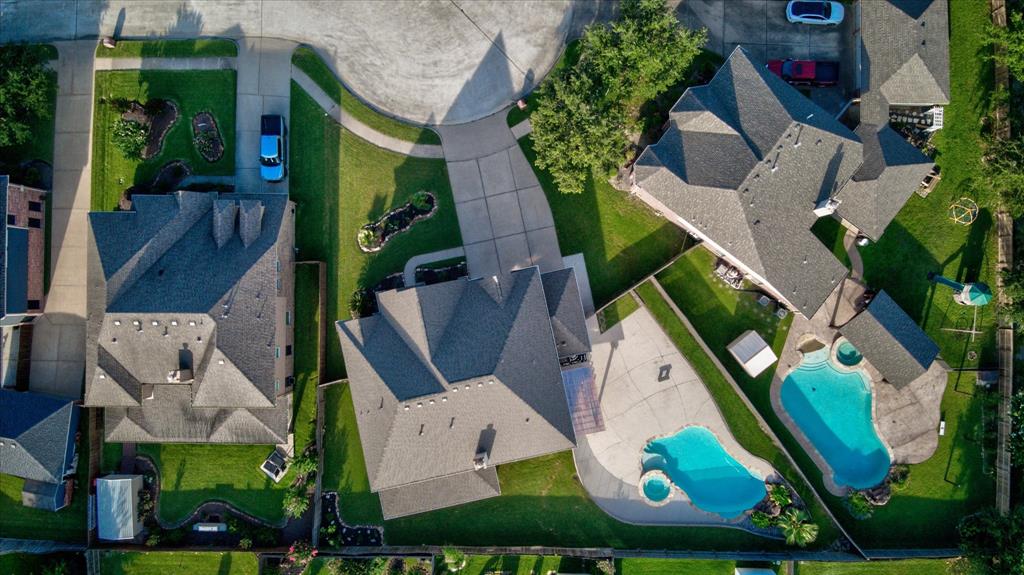 2402 Leslie Lane