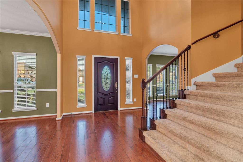 2402 Leslie Lane