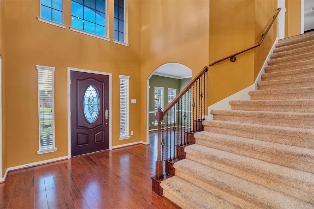 2402 Leslie Lane