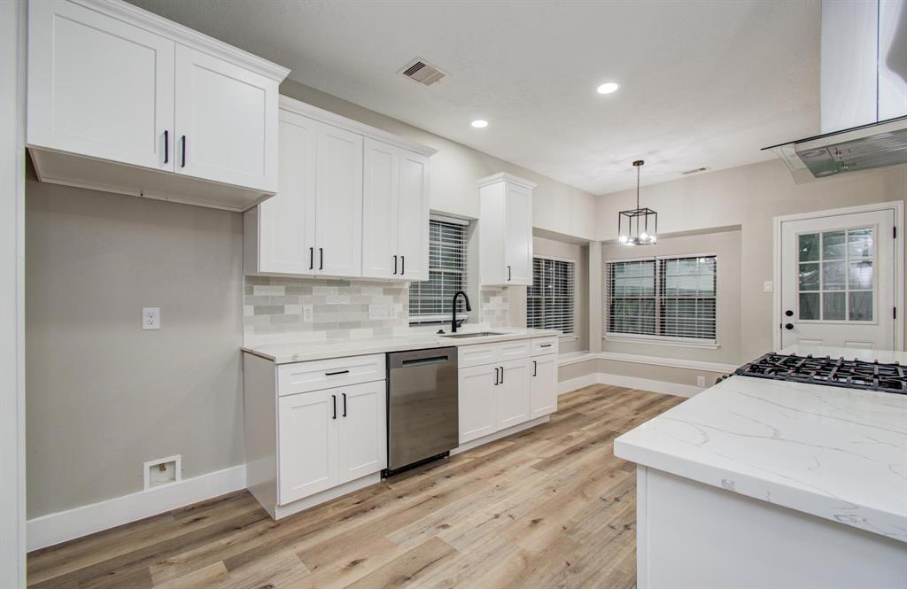 4606 Antique Meadows Drive, Friendswood, Texas image 6
