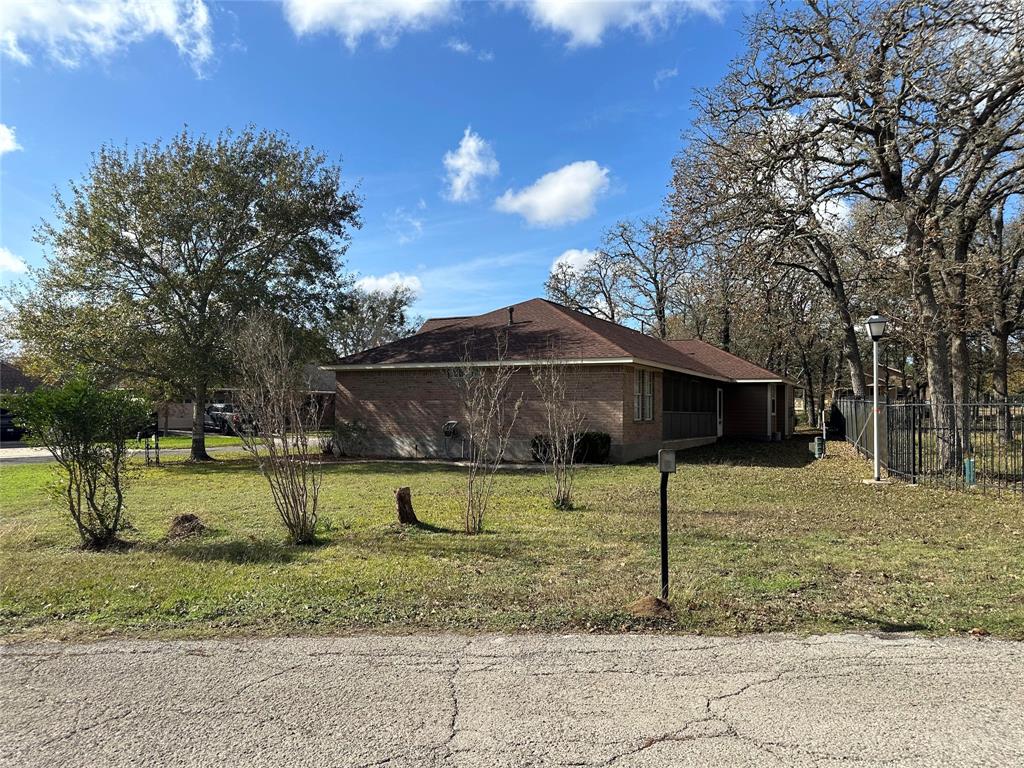 114 Park Place, La Grange, Texas image 4