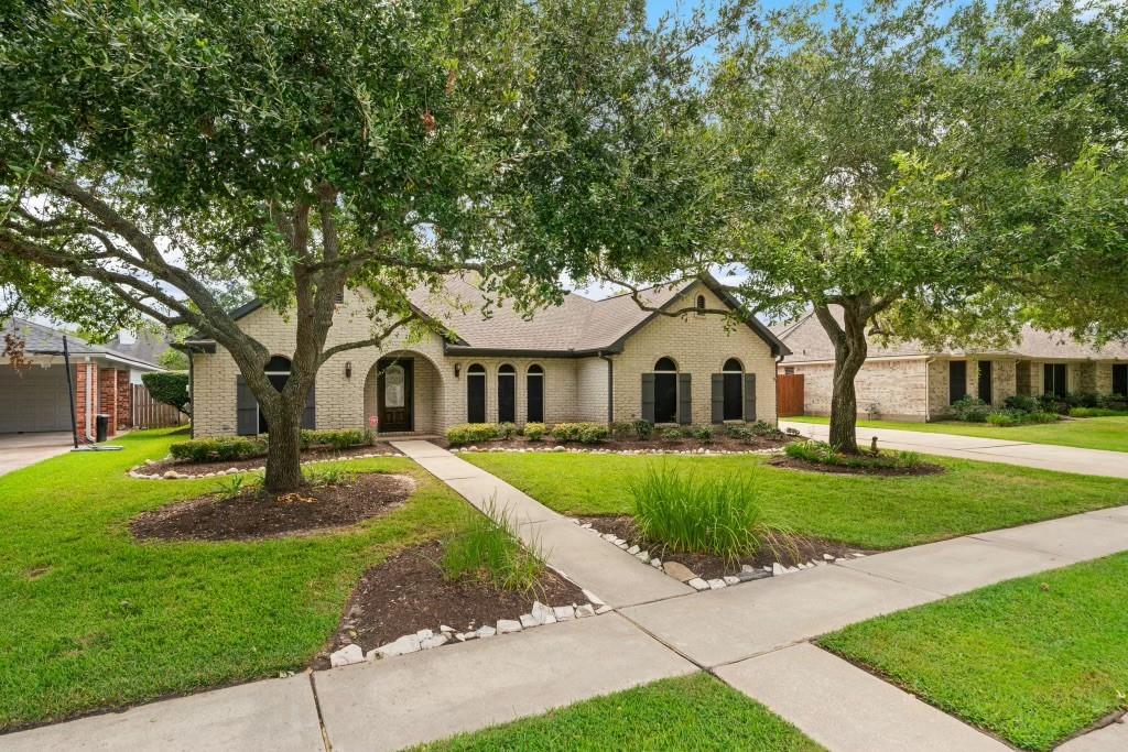 308 Clear Creek Meadows Drive, League City, Texas image 1