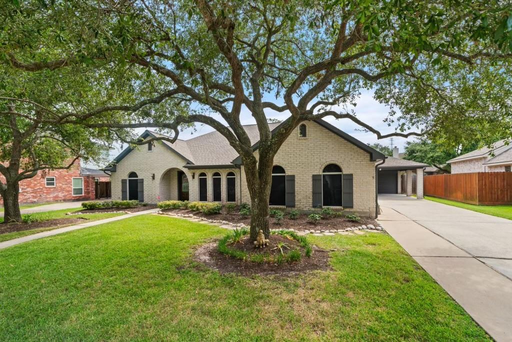 308 Clear Creek Meadows Drive, League City, Texas image 2