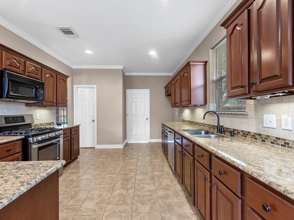 2726 Pirates Gold Circle, Friendswood, Texas image 5