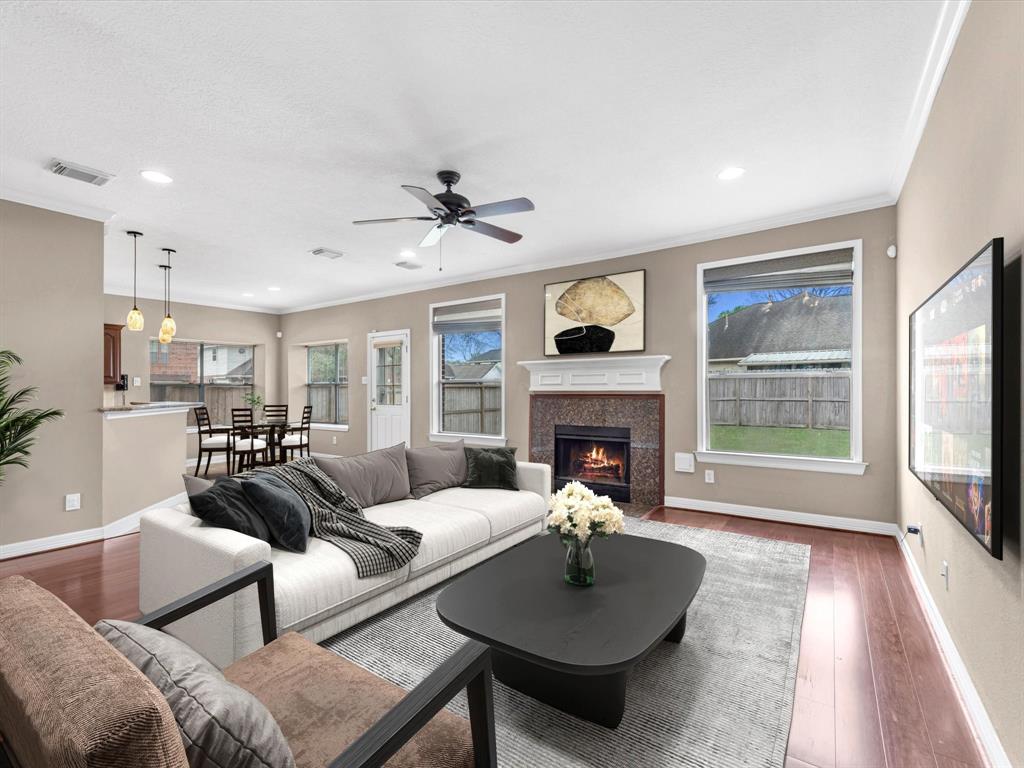 2726 Pirates Gold Circle, Friendswood, Texas image 3