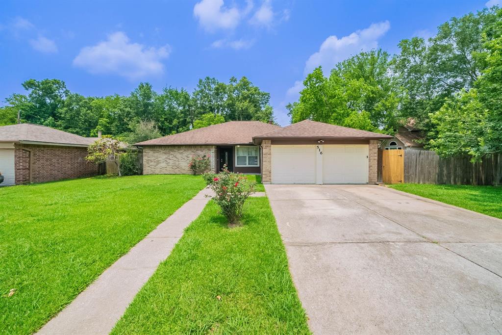 516 Aweigh Drive, Crosby, Texas image 1