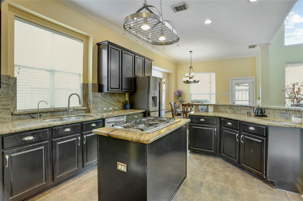 10007 Autumn Lake Trail, Pearland, Texas image 11