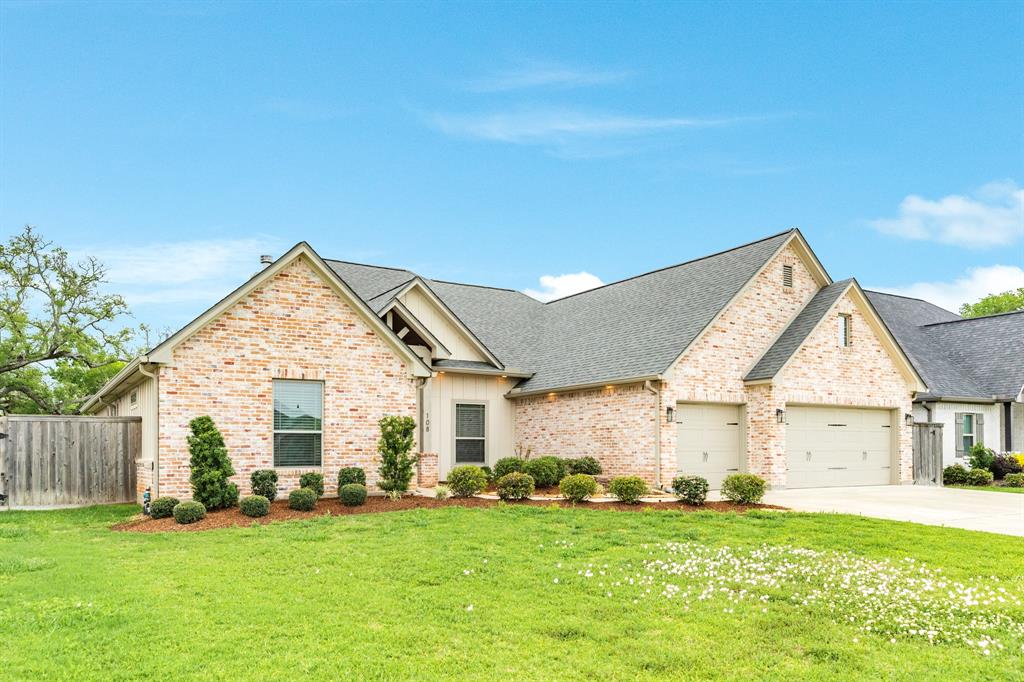 108 Creekside Lane, Lake Jackson, Texas image 6