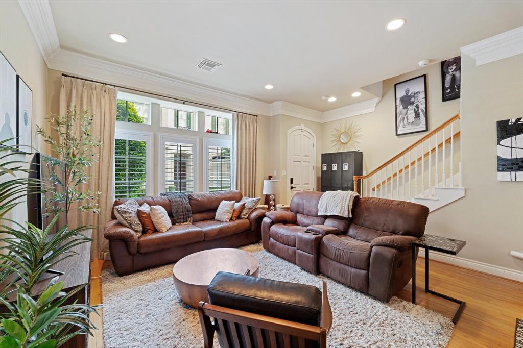 3219 N Pemberton Circle Drive, Houston, Texas image 2