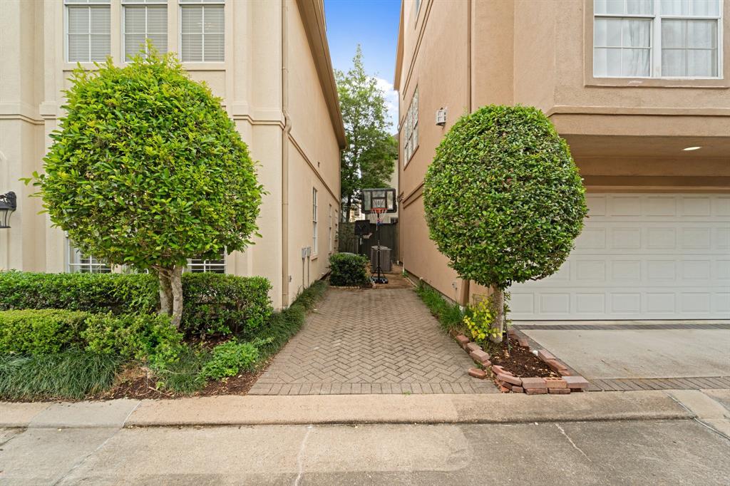 3219 N Pemberton Circle Drive, Houston, Texas image 24