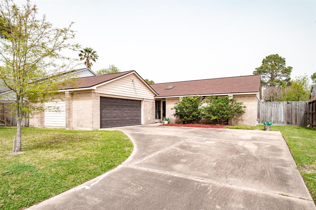 2609 Live Oak Trail, Deer Park, Texas image 1