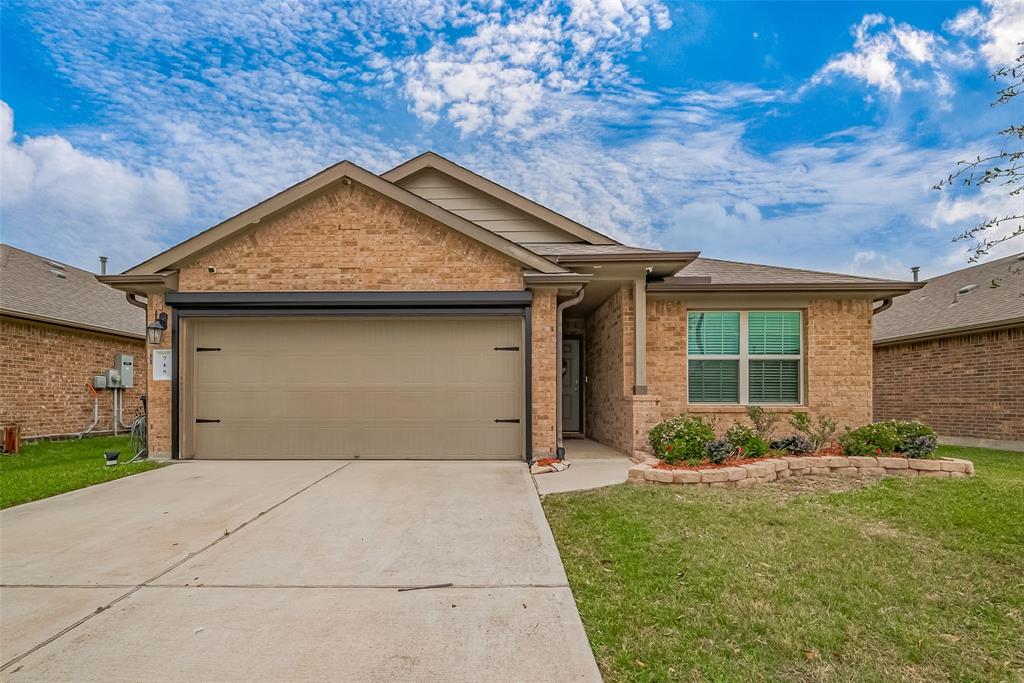 715 Green Clover Lane, Rosharon, Texas image 1
