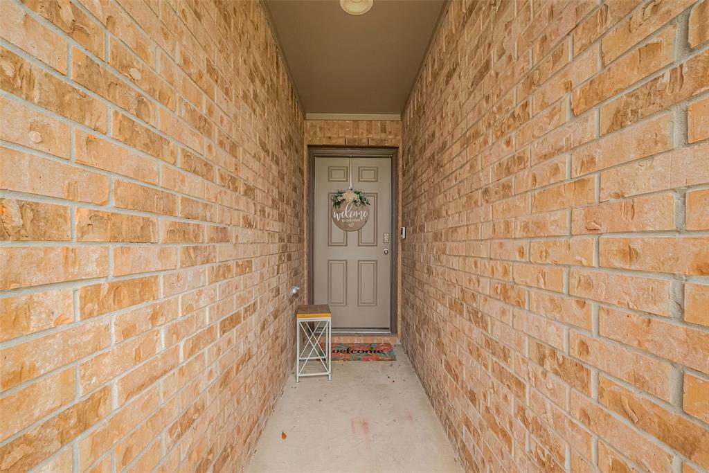 715 Green Clover Lane, Rosharon, Texas image 3
