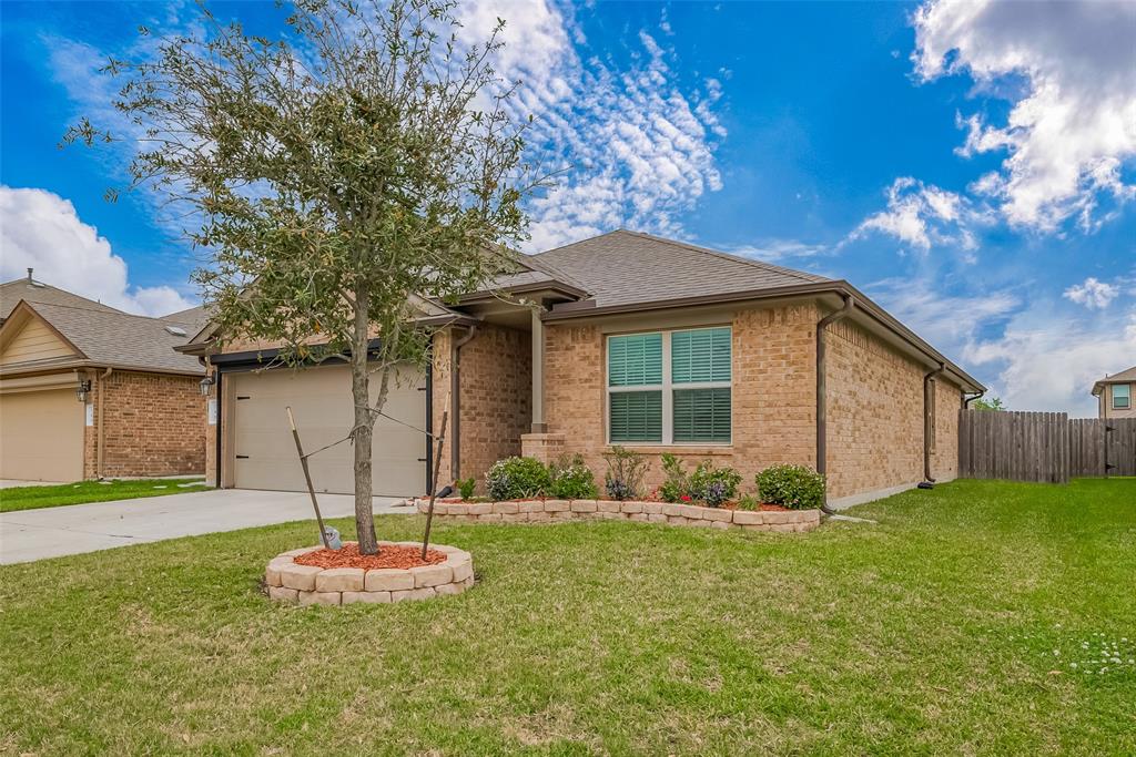 715 Green Clover Lane, Rosharon, Texas image 2