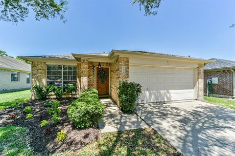 Single Family Residence in Dickinson TX 1051 Inverness Cove.jpg