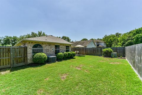 Single Family Residence in Dickinson TX 1051 Inverness Cove 35.jpg