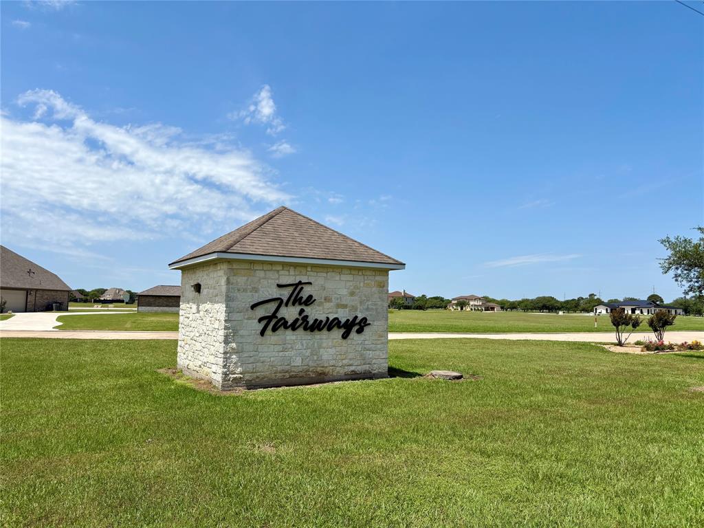 213 Legends Way, El Campo, Texas image 1
