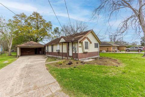 Single Family Residence in Pasadena TX 5311 Pine Avenue.jpg