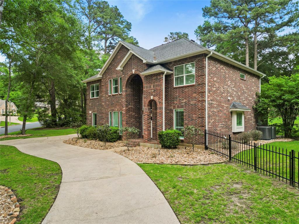 300 Broadmoor Drive, Huntsville, Texas image 2