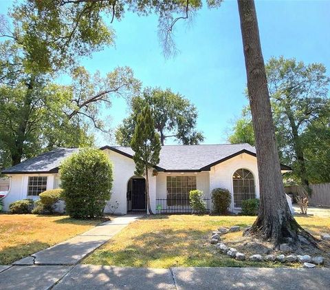 Single Family Residence in Houston TX 326 Kingscourt Drive.jpg