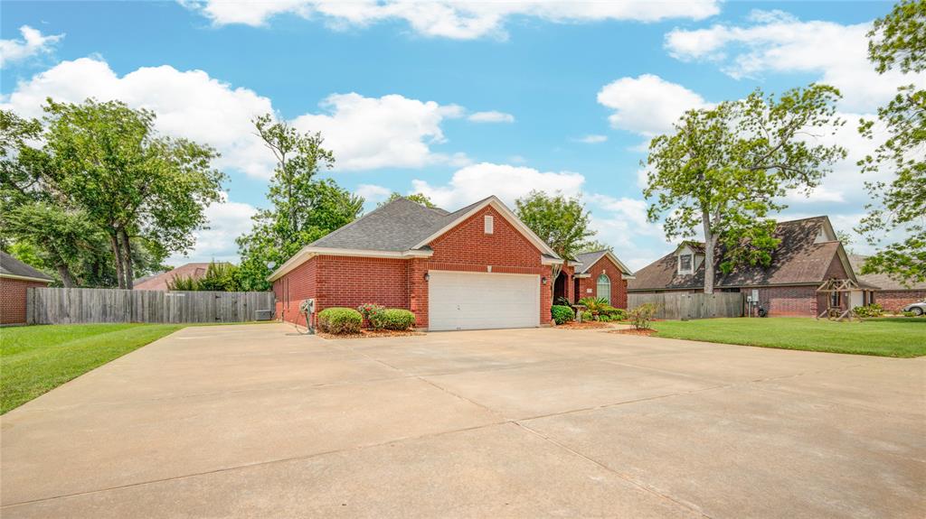 306 Williamsburg Avenue, Clute, Texas image 5