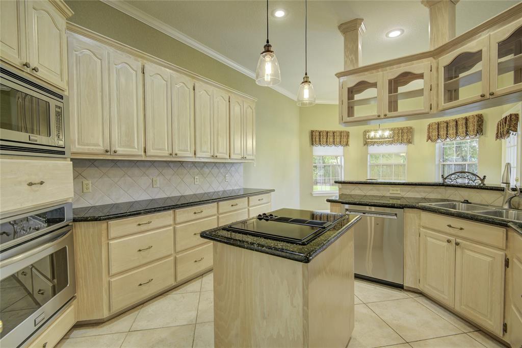 306 Williamsburg Avenue, Clute, Texas image 17