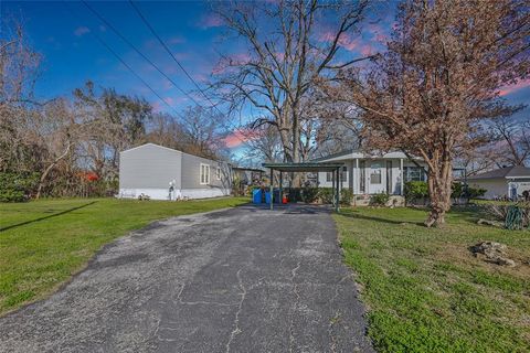 106 N 3rd Street Highlands TX 77562