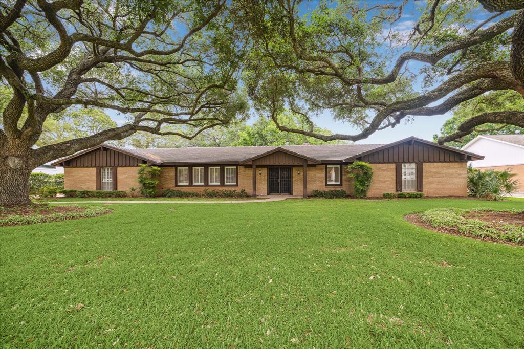 207 Lombardy Drive, Sugar Land, Texas image 1